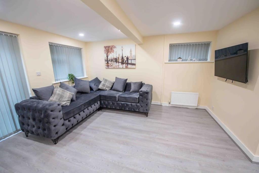 Beautiful, Peaceful, 5 Bedroom With Hot Tub! *