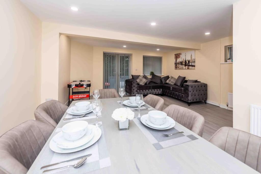 Beautiful, Peaceful, 5 Bedroom With Hot Tub! Holiday home Manchester
