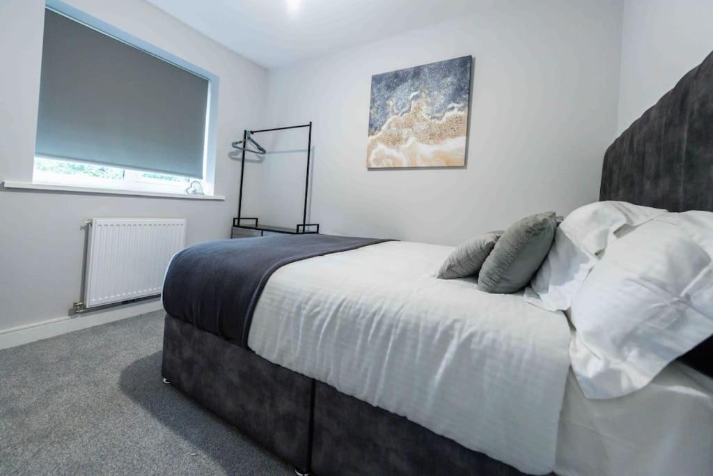 Beautiful, Peaceful, 5 Bedroom With Hot Tub! Holiday home
