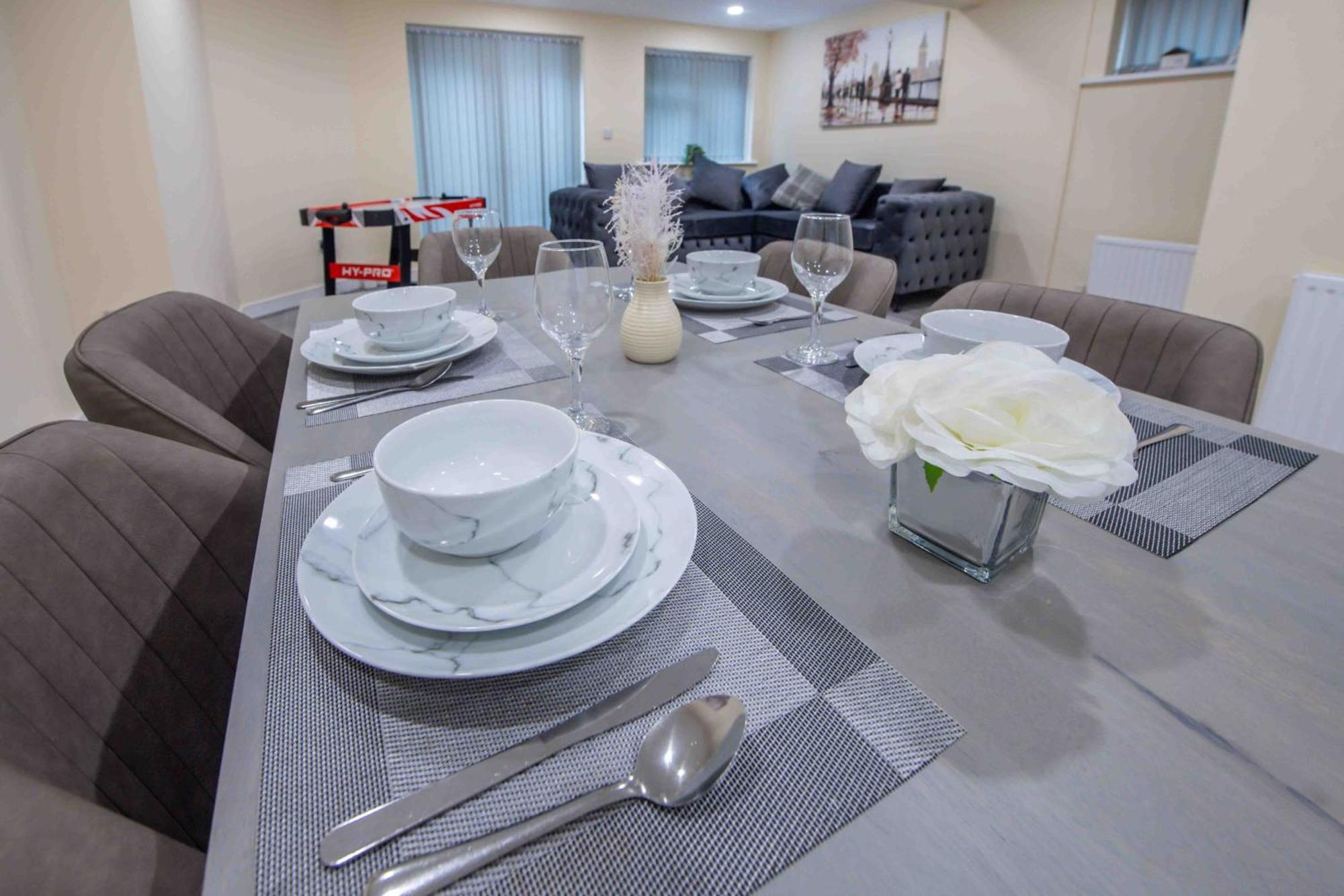 Beautiful, Peaceful, 5 Bedroom With Hot Tub! Holiday home