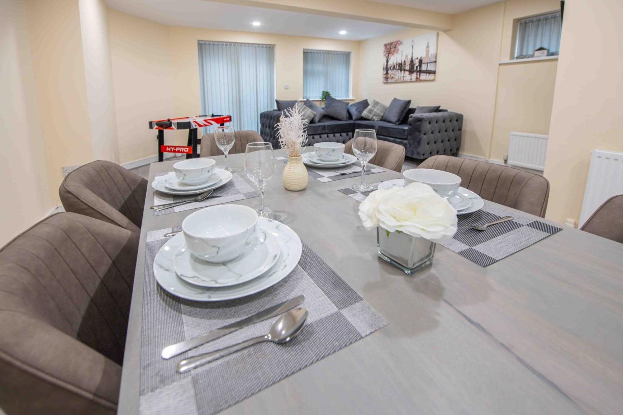 Beautiful, Peaceful, 5 Bedroom With Hot Tub! Holiday home Manchester