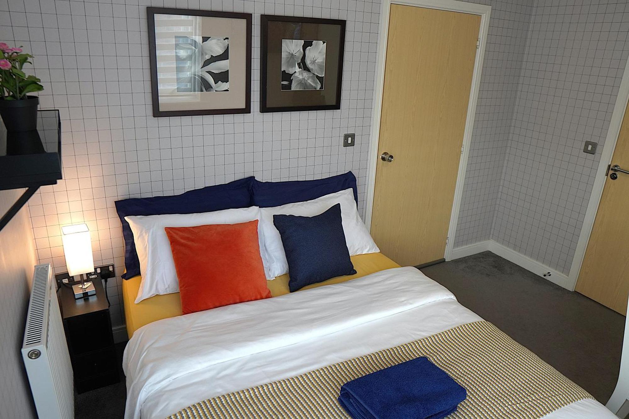 Luxury - Pick A - Free Parking & Kitchen Access, Near Etihad Stadium, The Coop Live & Piccadilly Station, Homestay *