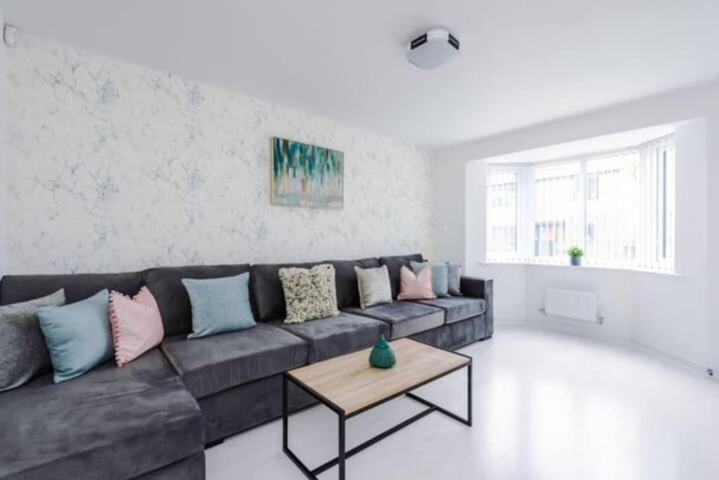 Spacious 4-bed Holiday home