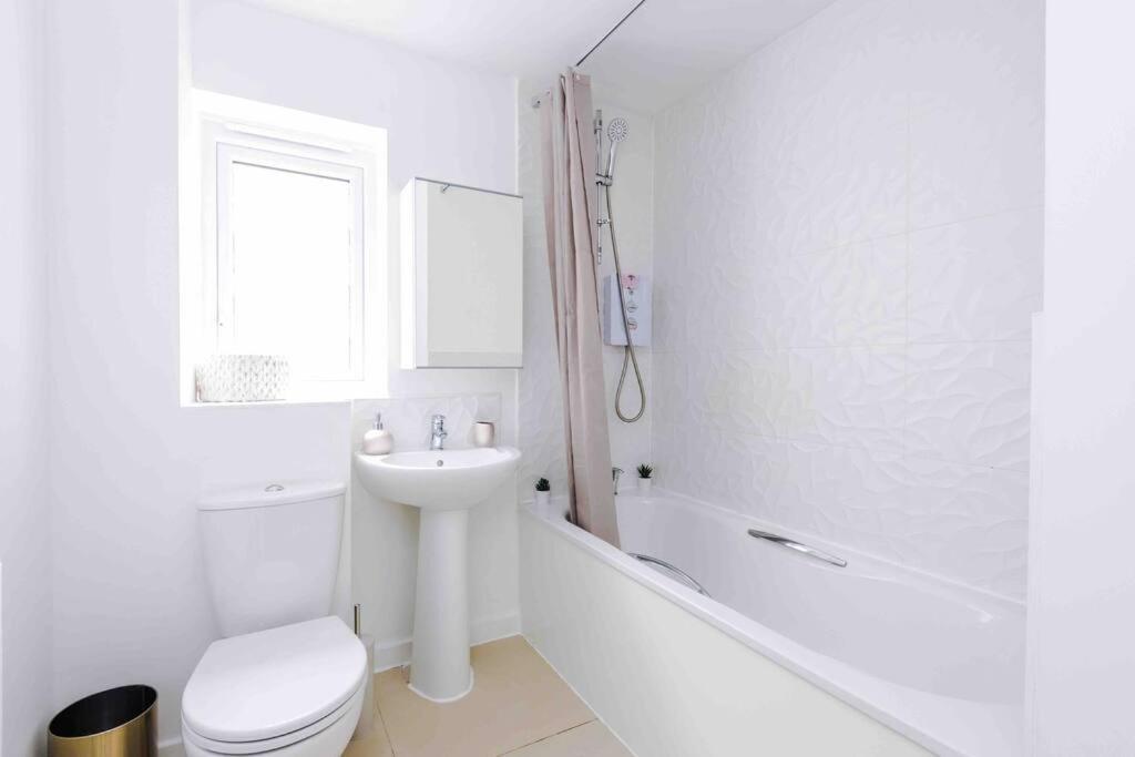 Spacious 4-bed * Manchester