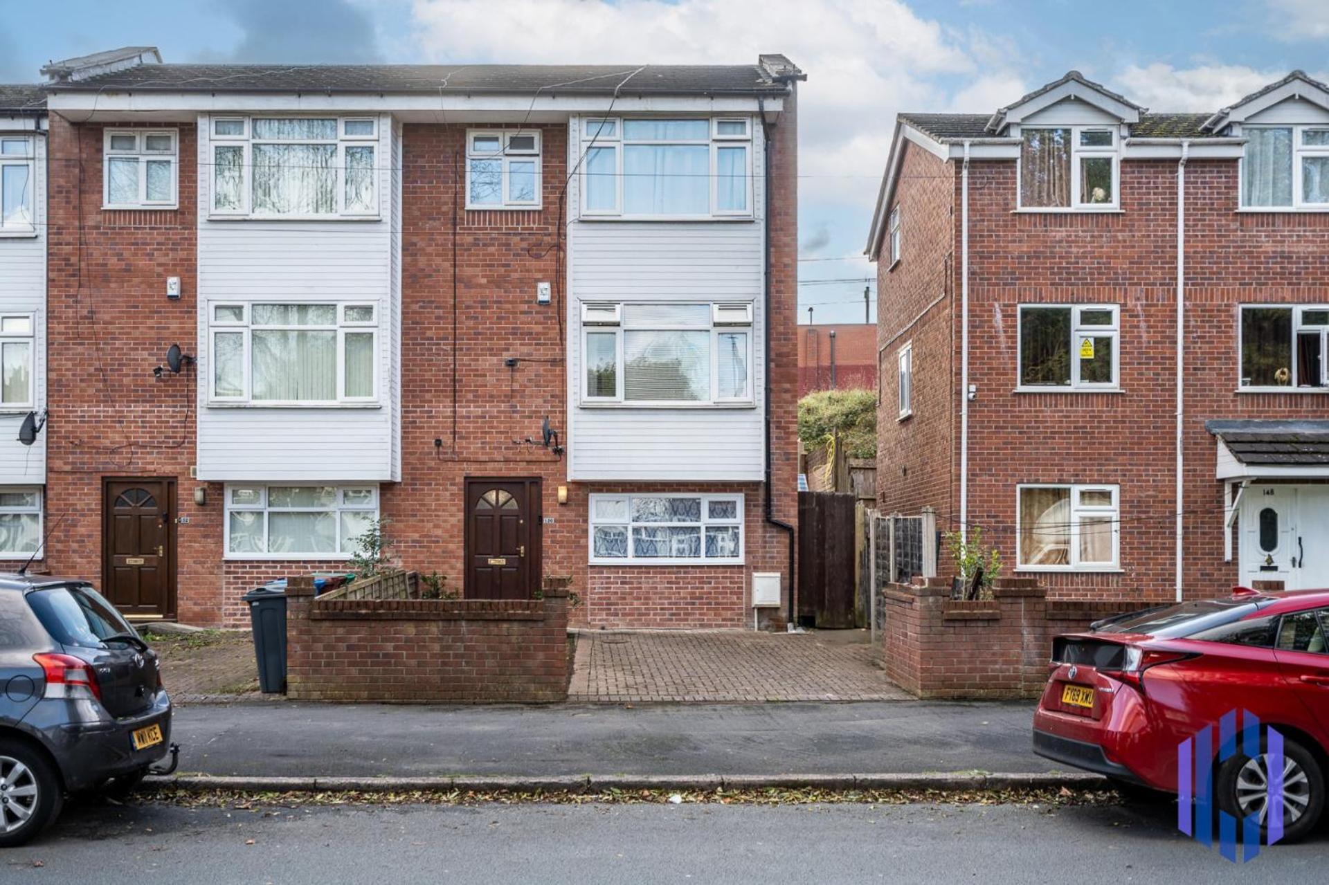 3-Story With Driveway - Heaton Park - Sleeps 9 Apartment