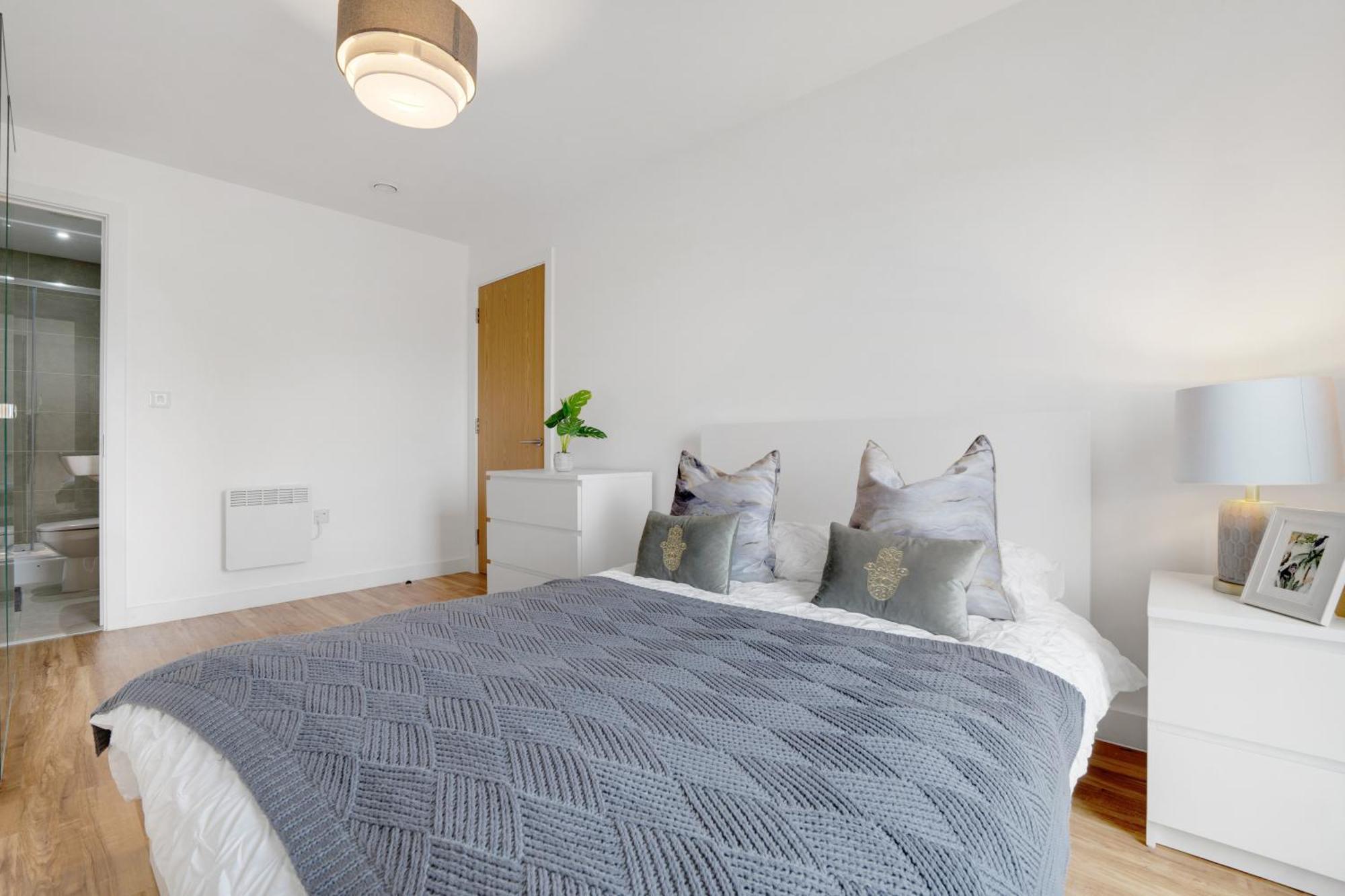 New! Media 2br Free Wifi Apartment Manchester