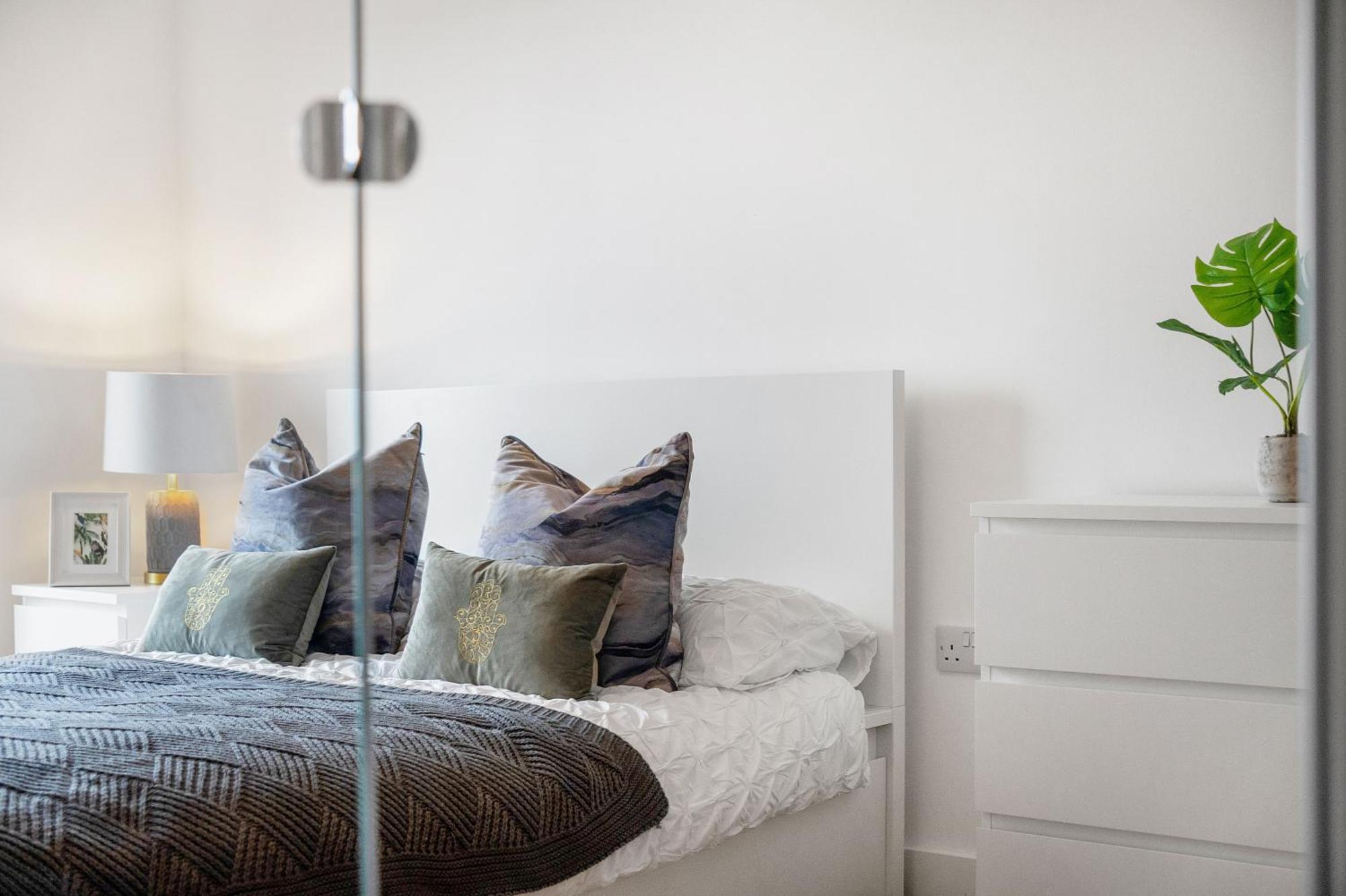 New! Media 2br Free Wifi Apartment Manchester