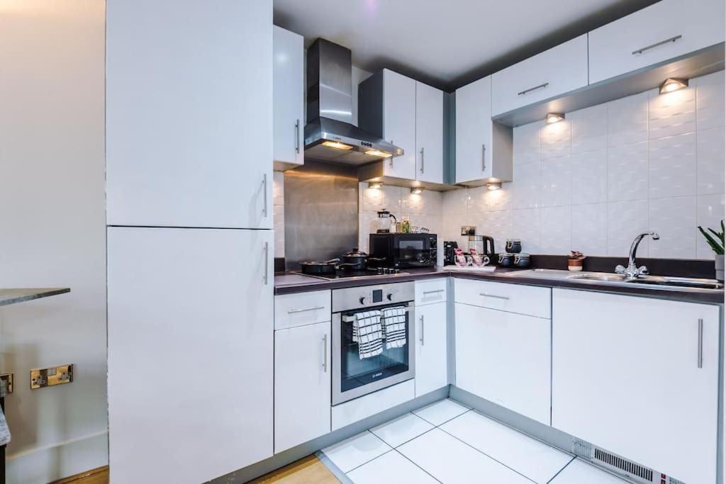 Stylish Apartment, Sleeps 4, Smart Tv, Next To Deansgate * Manchester