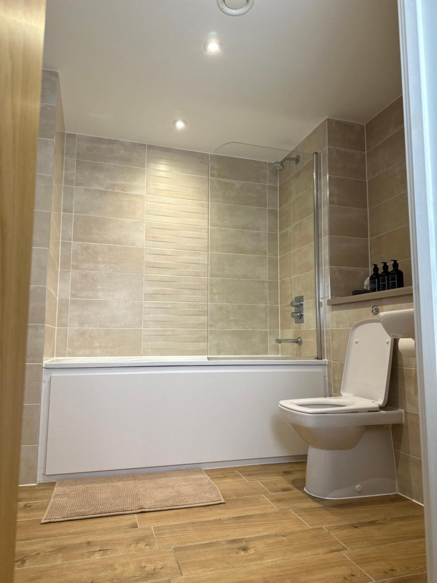Luxury 2-bed High-rise In With Parking Apartment *
