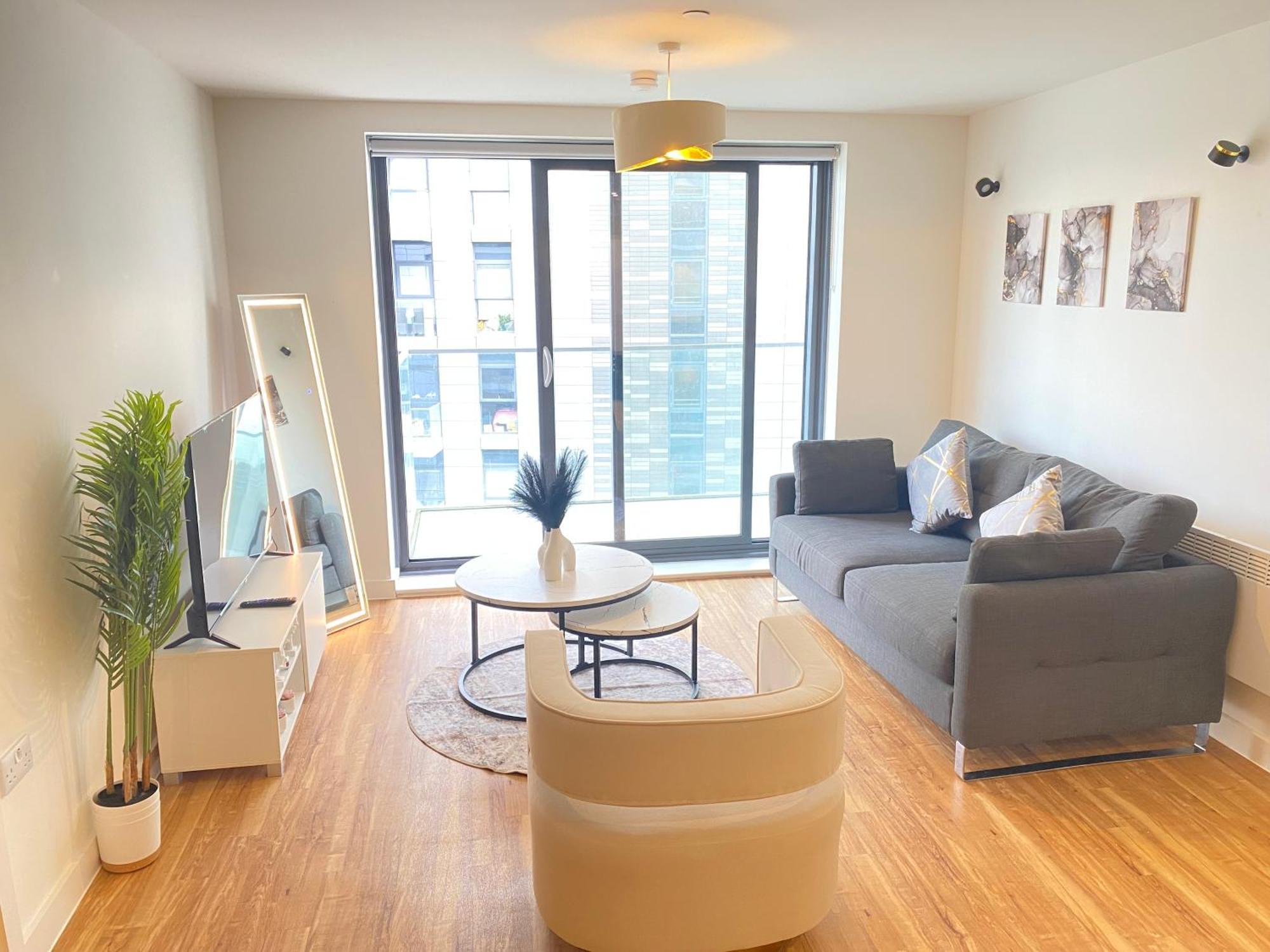 Luxury 2-bed High-rise In With Parking