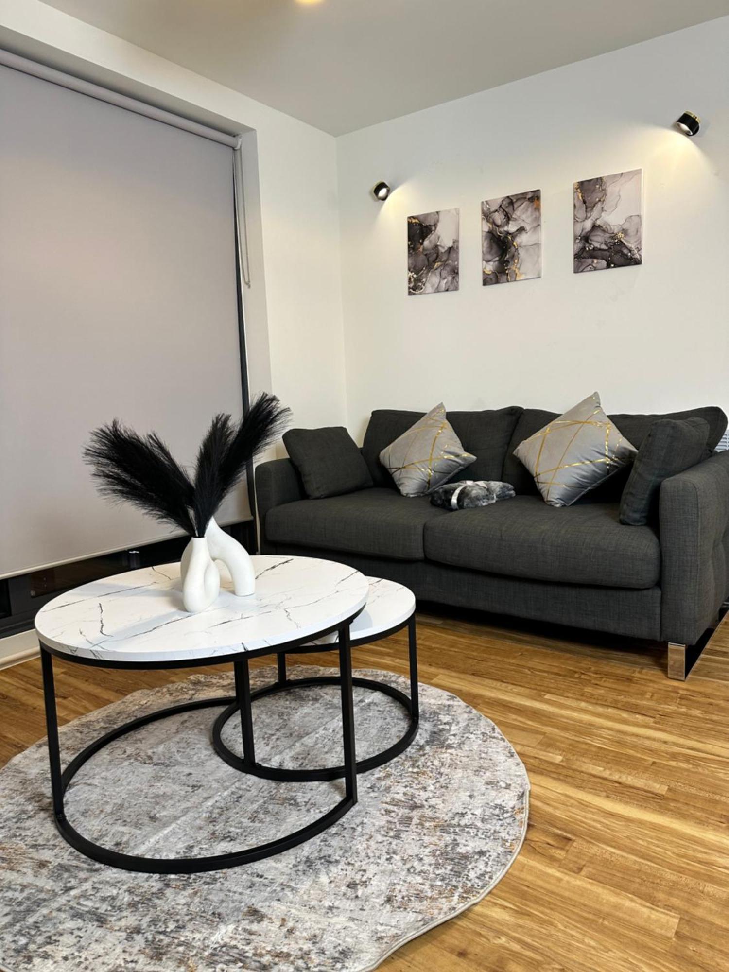Apartment Luxury 2-bed High-rise In With Parking Manchester