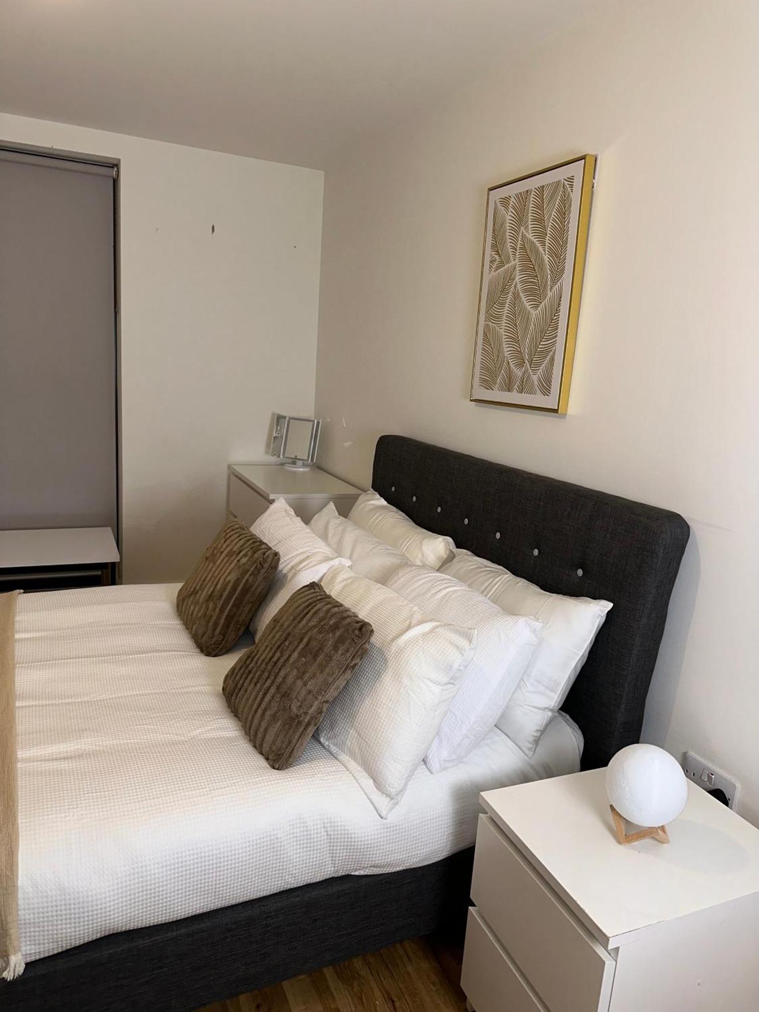 Apartment Luxury 2-bed High-rise In With Parking