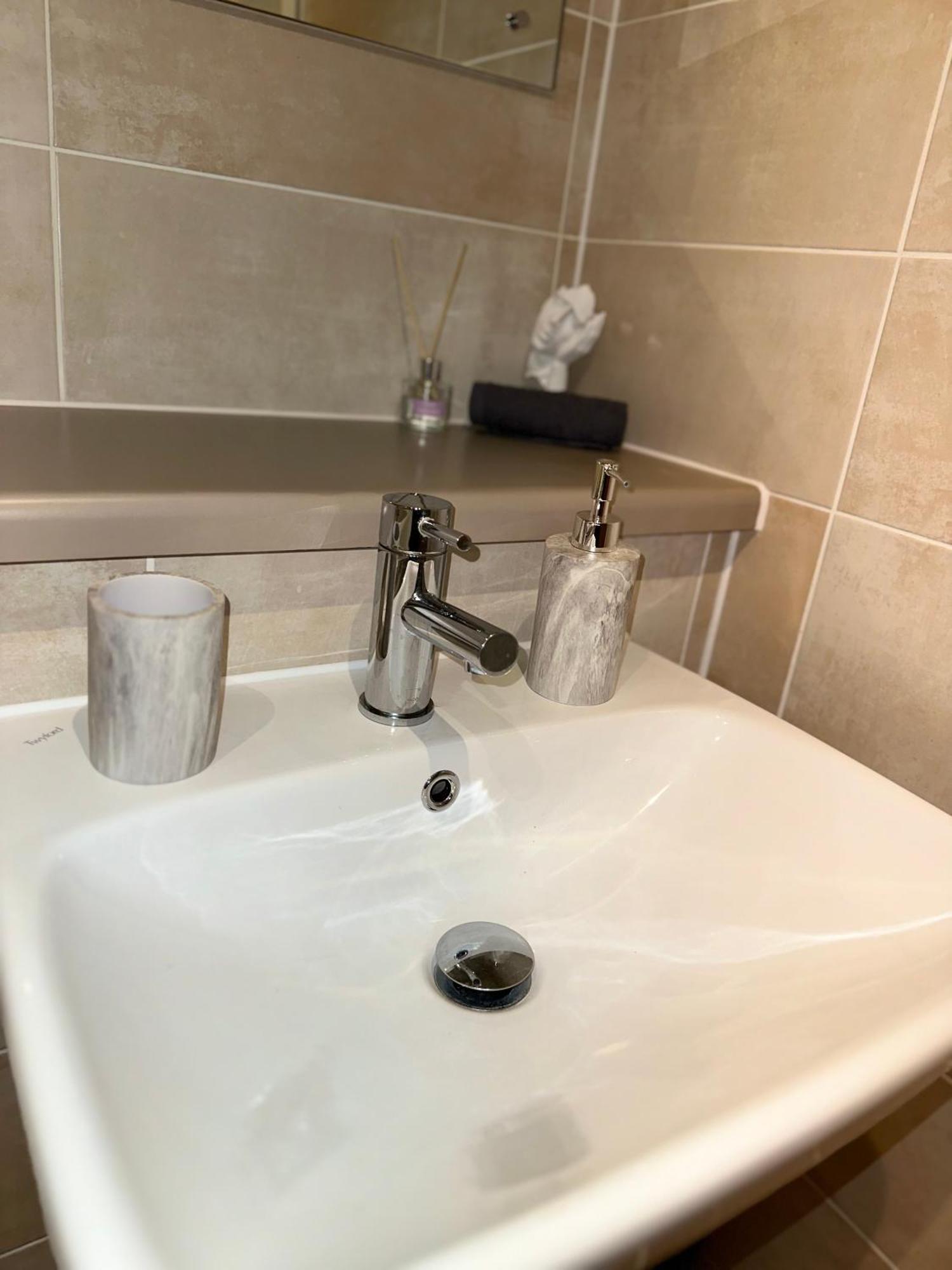 Luxury 2-bed High-rise In With Parking *