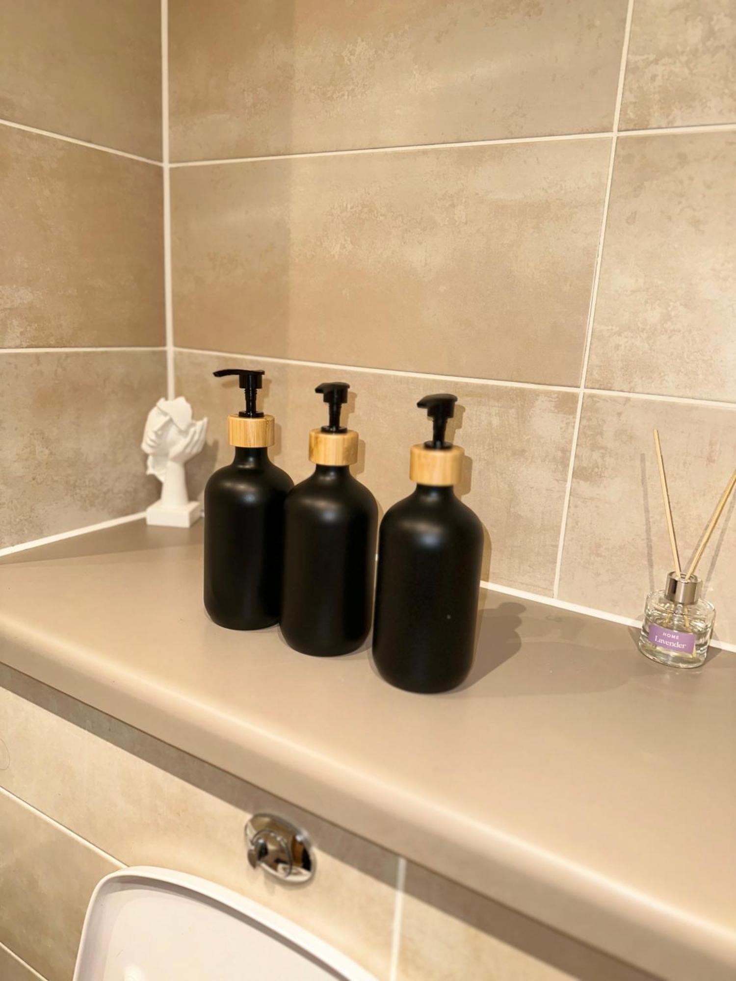 Luxury 2-bed High-rise In With Parking Apartment *