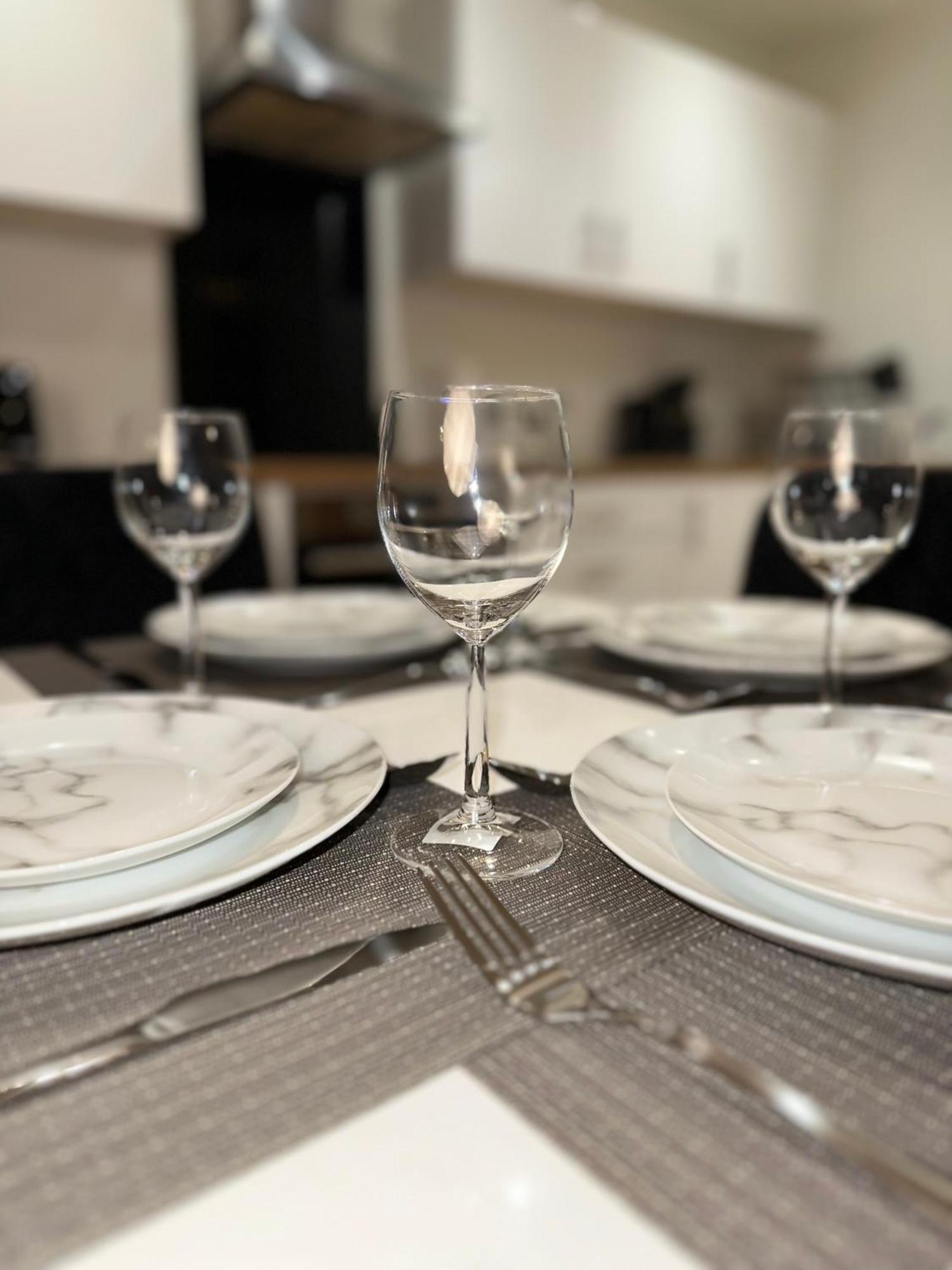 Apartment Luxury 2-bed High-rise In With Parking