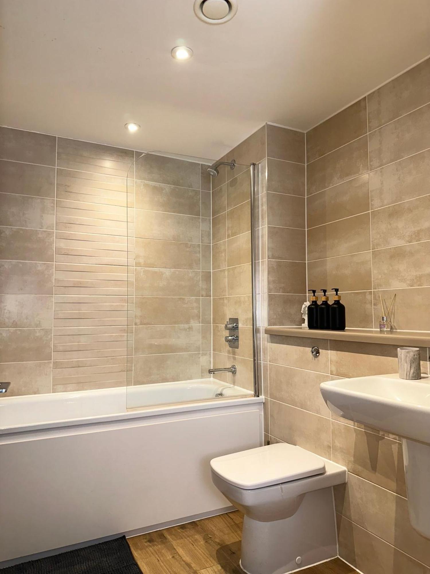 Luxury 2-bed High-rise In With Parking *