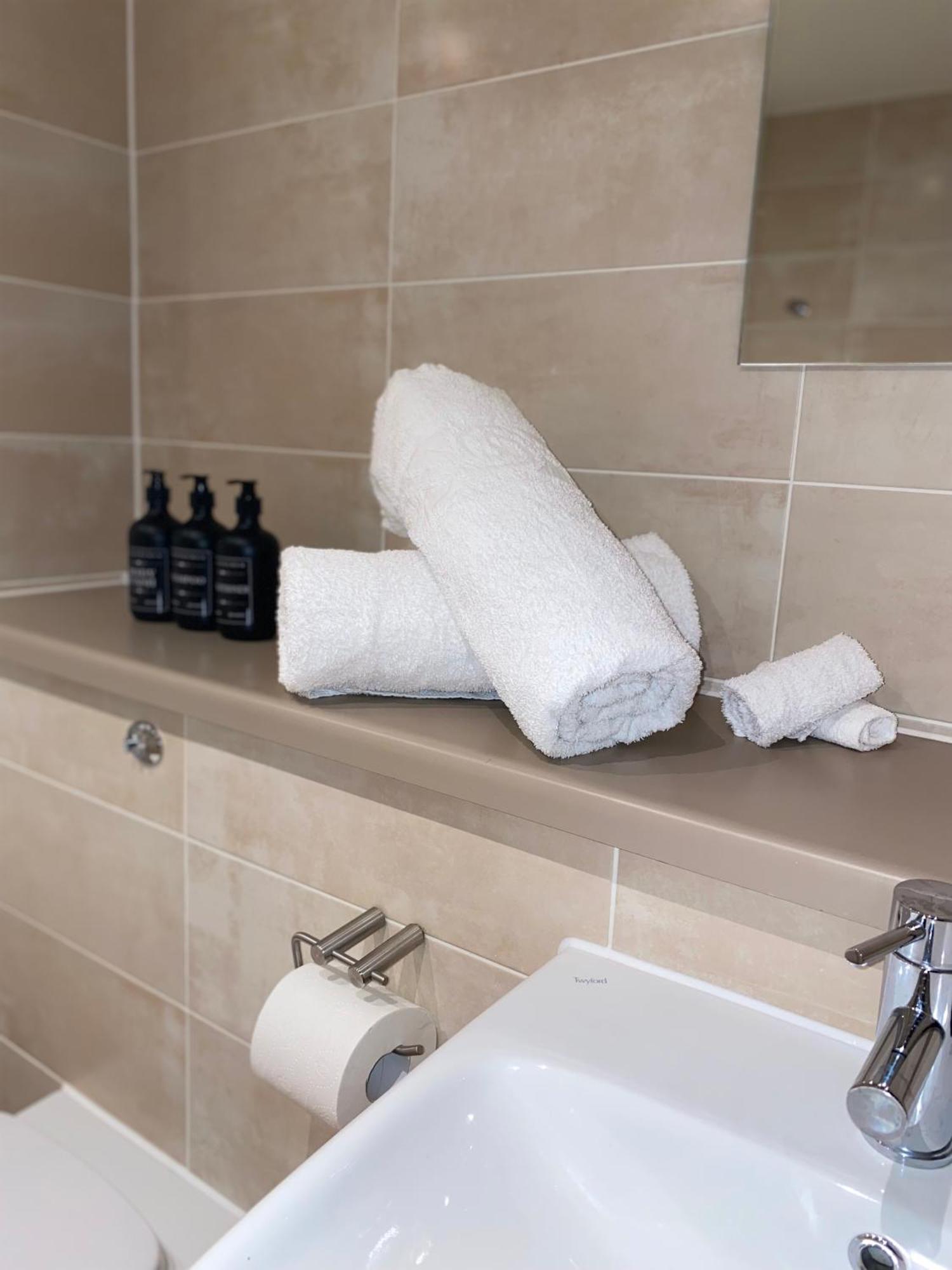 Apartment Luxury 2-bed High-rise In With Parking *
