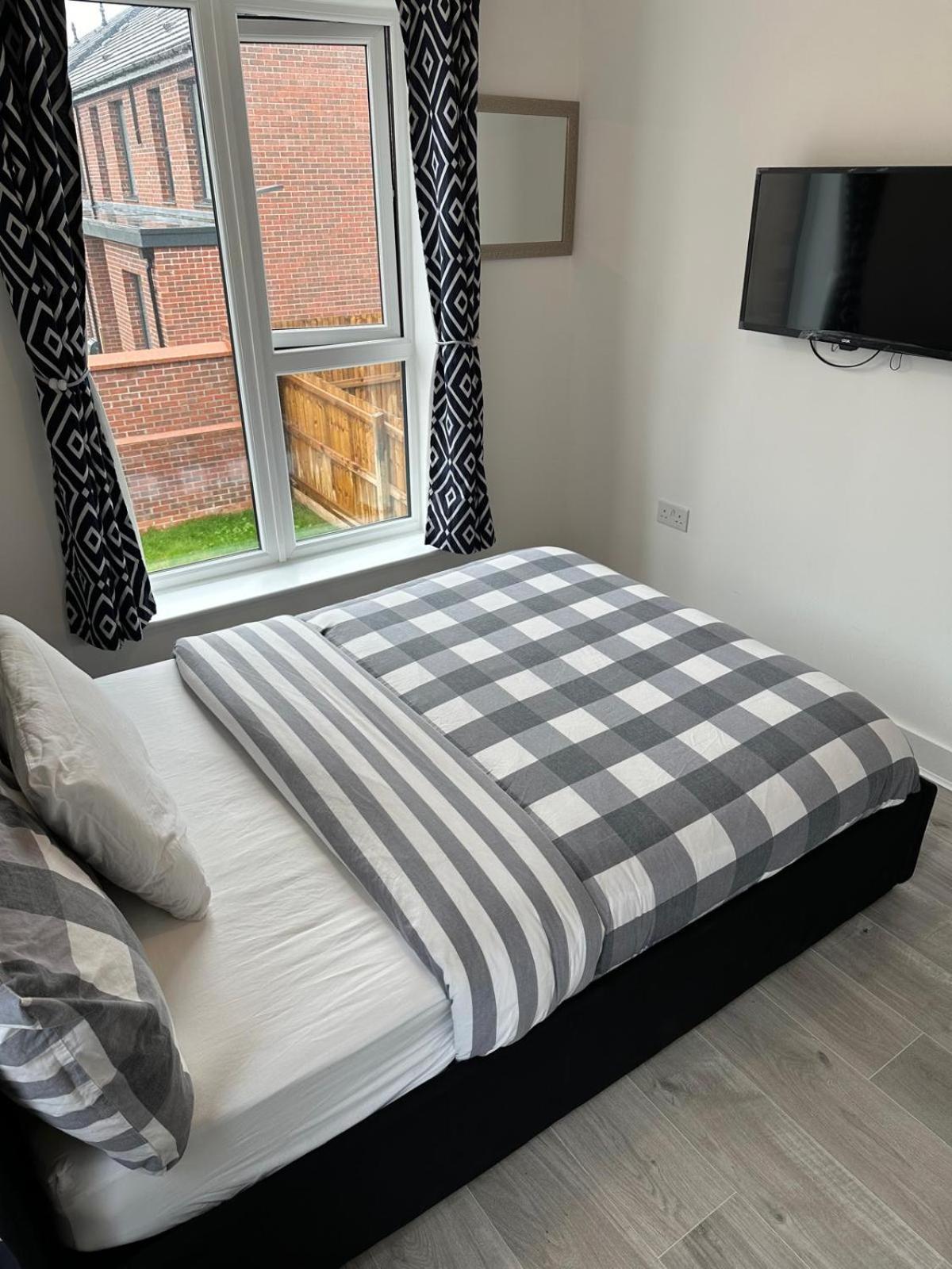 Lush Double With Shared Bathroom Homestay *