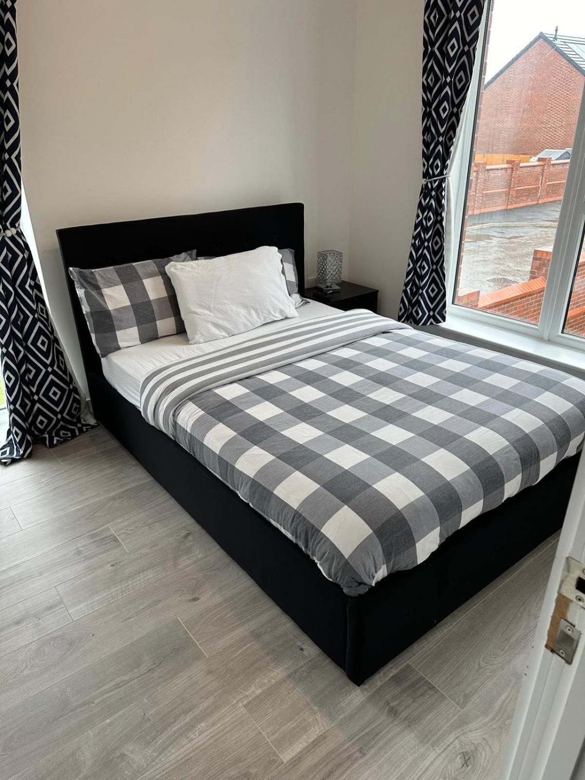 Lush Double With Shared Bathroom Homestay Manchester