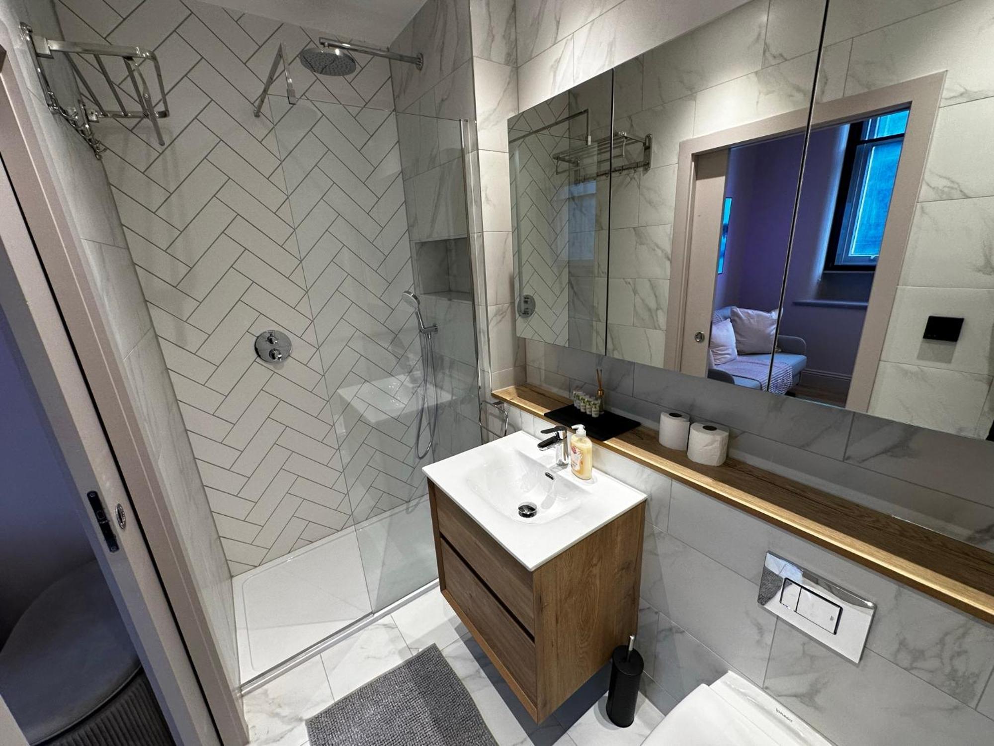 Stunning 2br In Chinatown Apartment