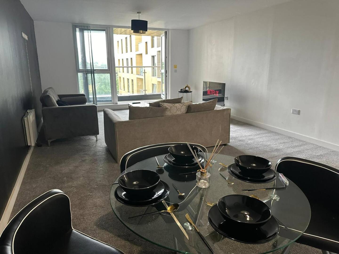Stunning 2bd With River View 5min To Centre Apartment *