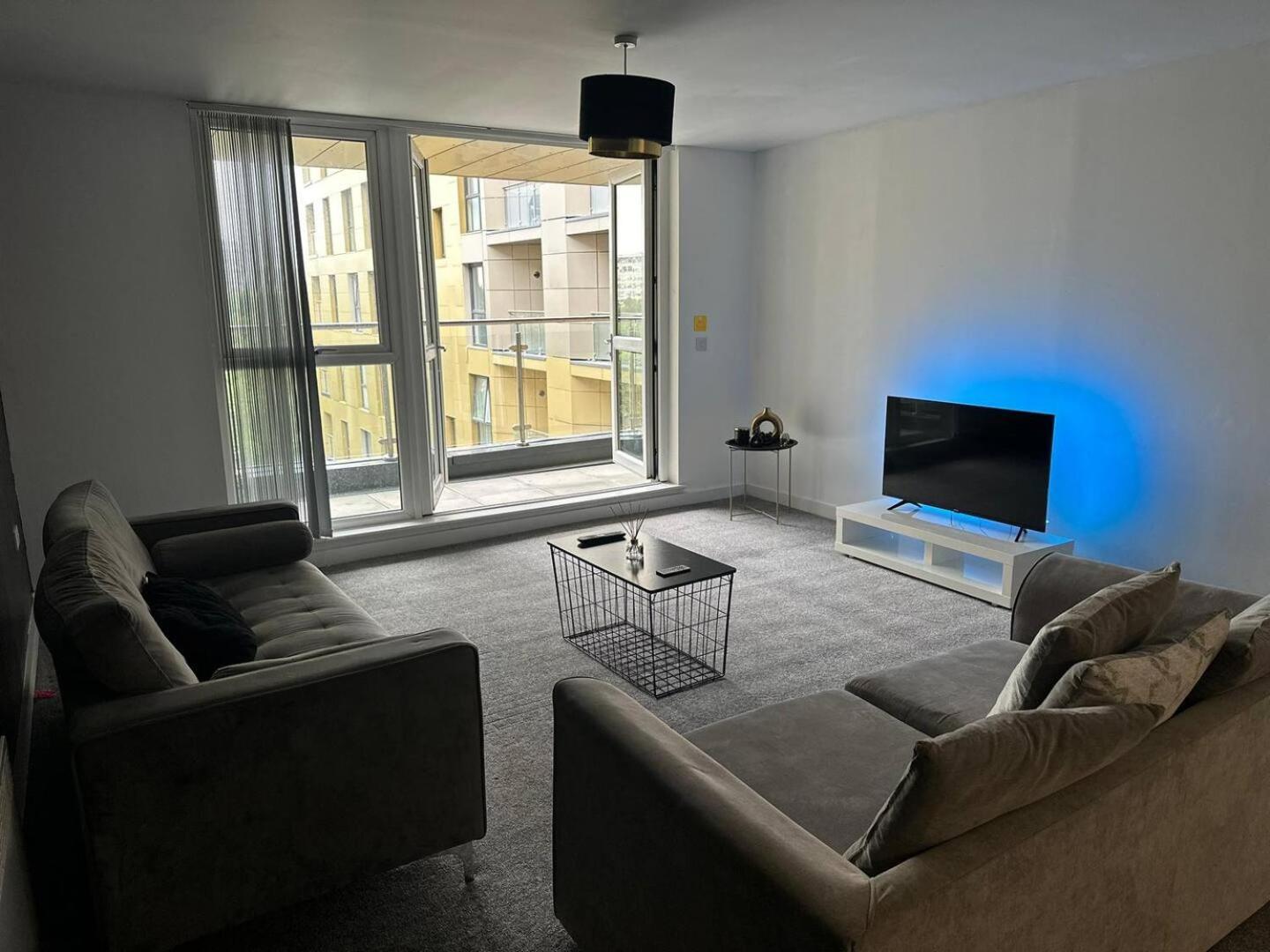 Stunning 2bd With River View 5min To Centre Apartment