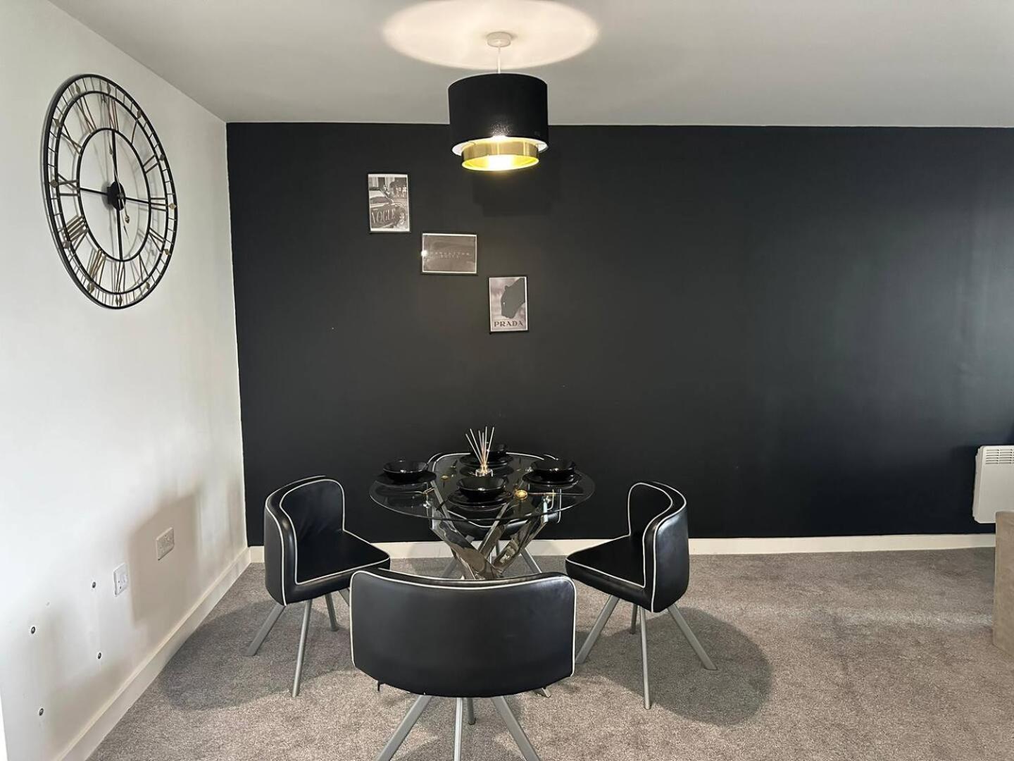 Stunning 2bd With River View 5min To Centre Apartment *