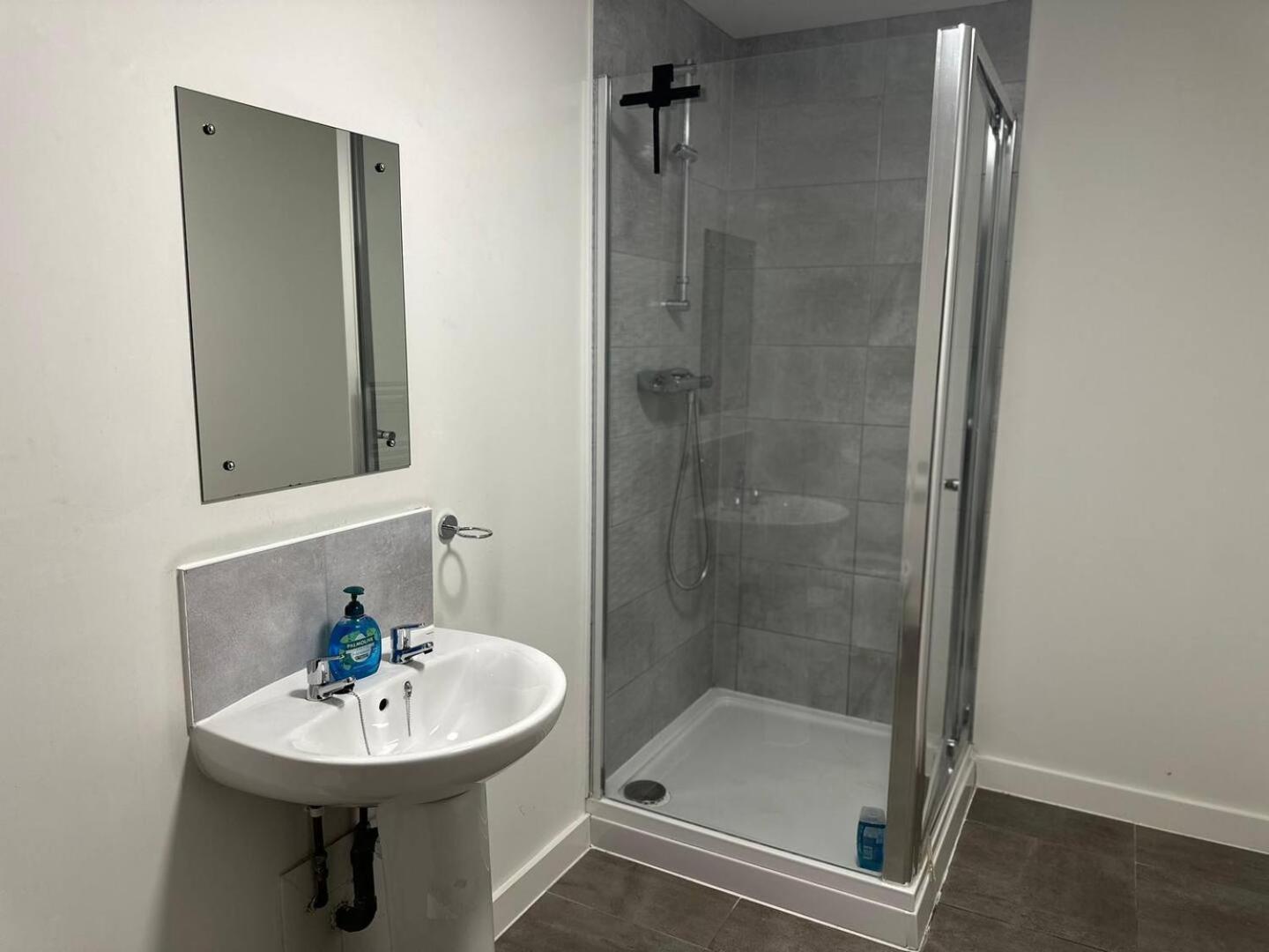Stunning 2bd With River View 5min To Centre *