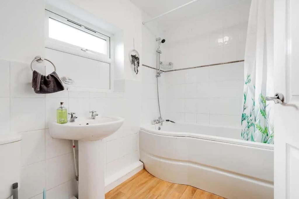 Apartment Tailored For Contractors & Business Guests - Driveway Parking *