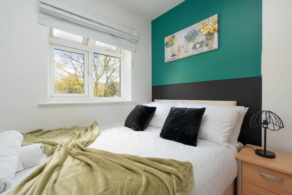 Tailored For Contractors & Business Guests - Driveway Parking Apartment