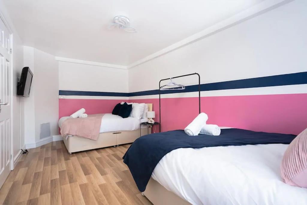 Apartment Tailored For Contractors & Business Guests - Driveway Parking Manchester