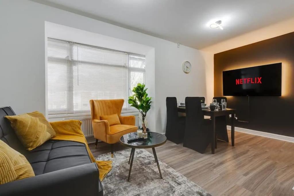 Tailored For Contractors & Business Guests - Driveway Parking Apartment Manchester