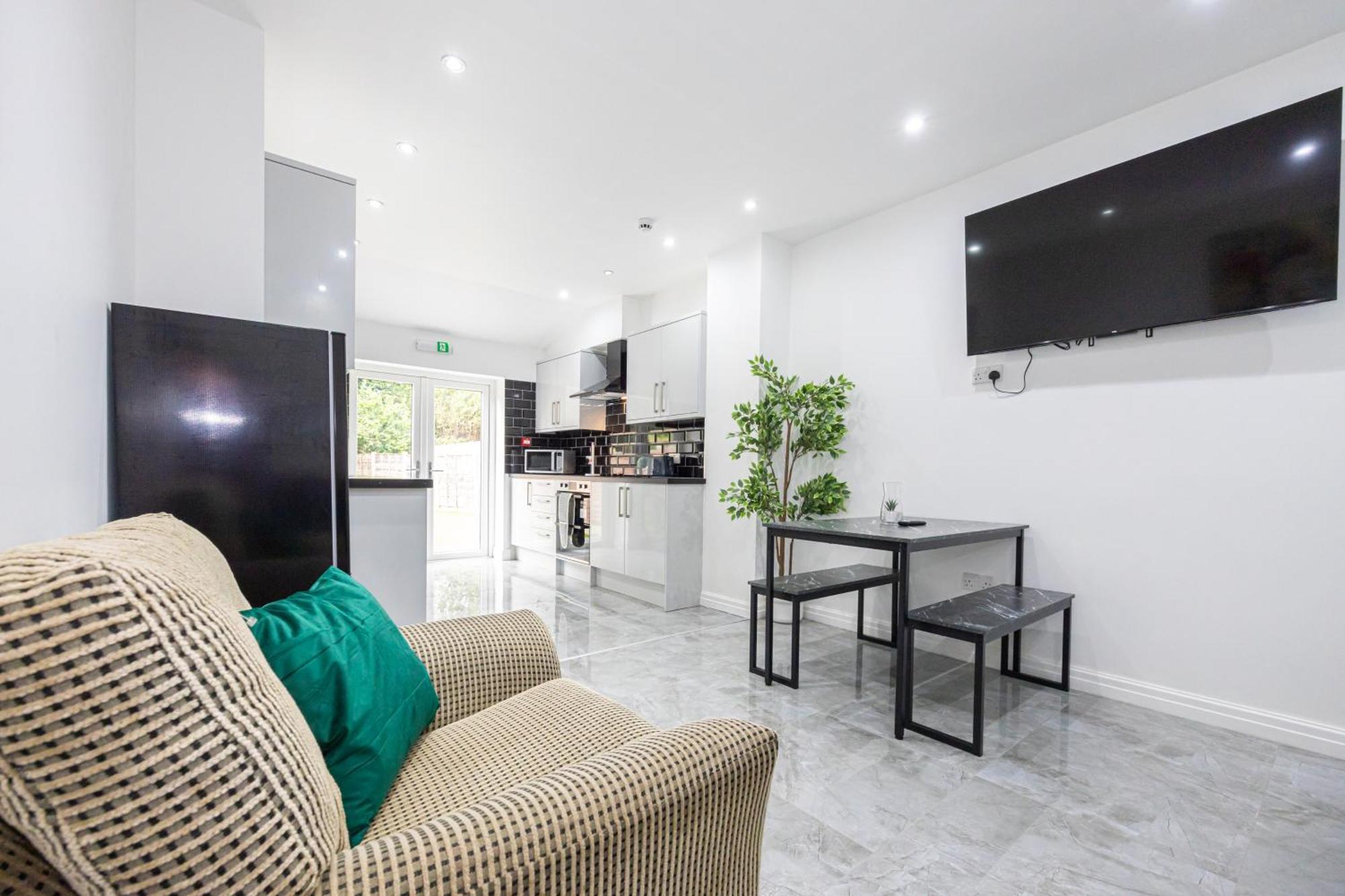 Holiday home The Kent Luxury House Sleeps 14 Free Parking