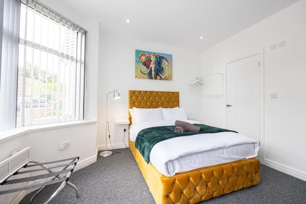 The Kent Luxury House Sleeps 14 Free Parking Holiday home