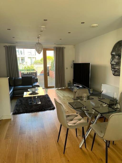 Holiday home Luxury Modern Town House, Centre, Free Secured Parking *