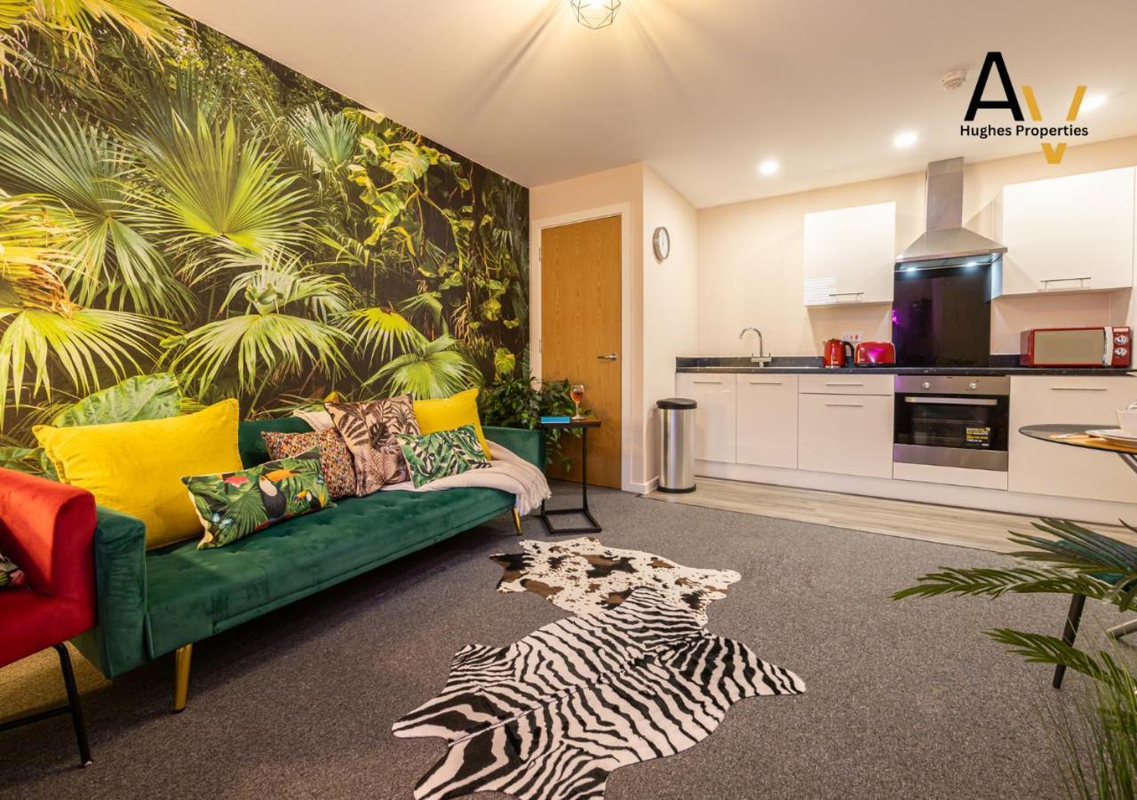 Cosy One-Bedroom Apartment - Salford, Perfect For Professionals & Couples By Av Hughes Properties Apartment *