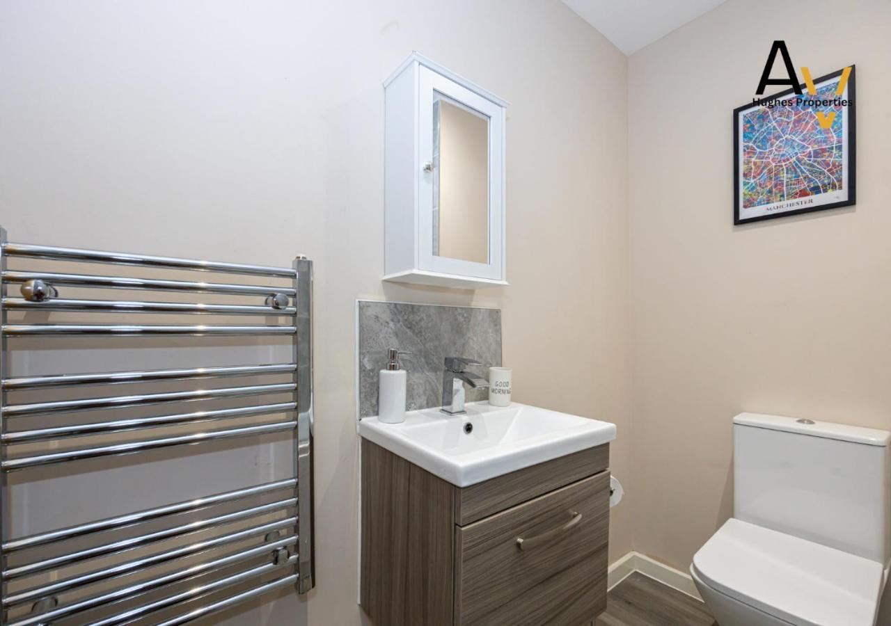 Cosy One-Bedroom Apartment - Salford, Perfect For Professionals & Couples By Av Hughes Properties Apartment Manchester