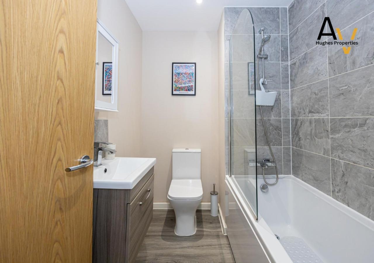 Cosy One-Bedroom Apartment - Salford, Perfect For Professionals & Couples By Av Hughes Properties *