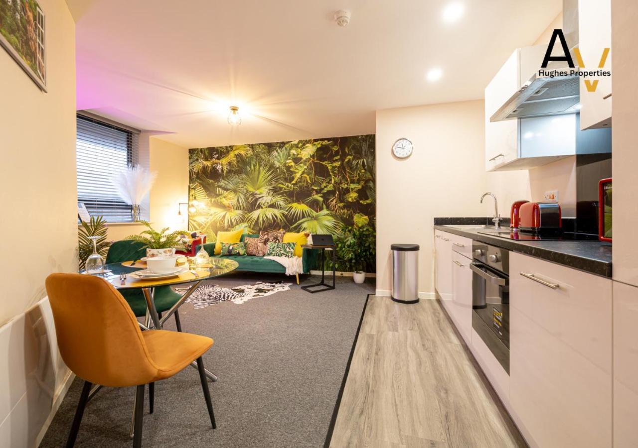 Cosy One-Bedroom Apartment - Salford, Perfect For Professionals & Couples By Av Hughes Properties