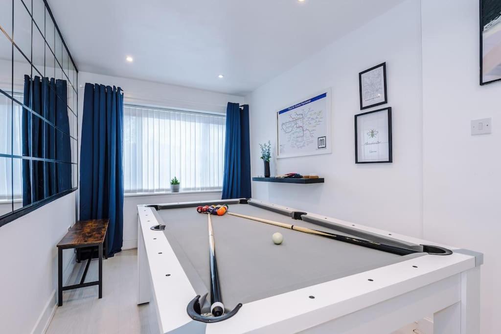 Sleeps 9, Games Room, Perfect For Groups, Driveway, Smart Tv, Available For Long Apartment