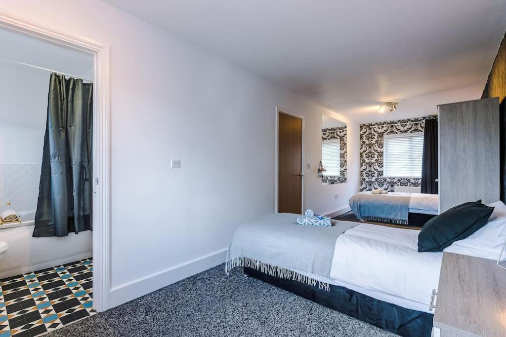 Sleeps 9, Games Room, Perfect For Groups, Driveway, Smart Tv, Available For Long