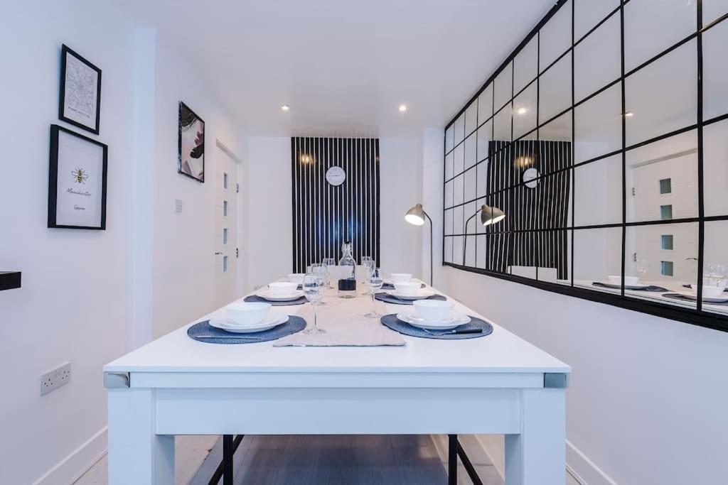 Apartment Sleeps 9, Games Room, Perfect For Groups, Driveway, Smart Tv, Available For Long Manchester