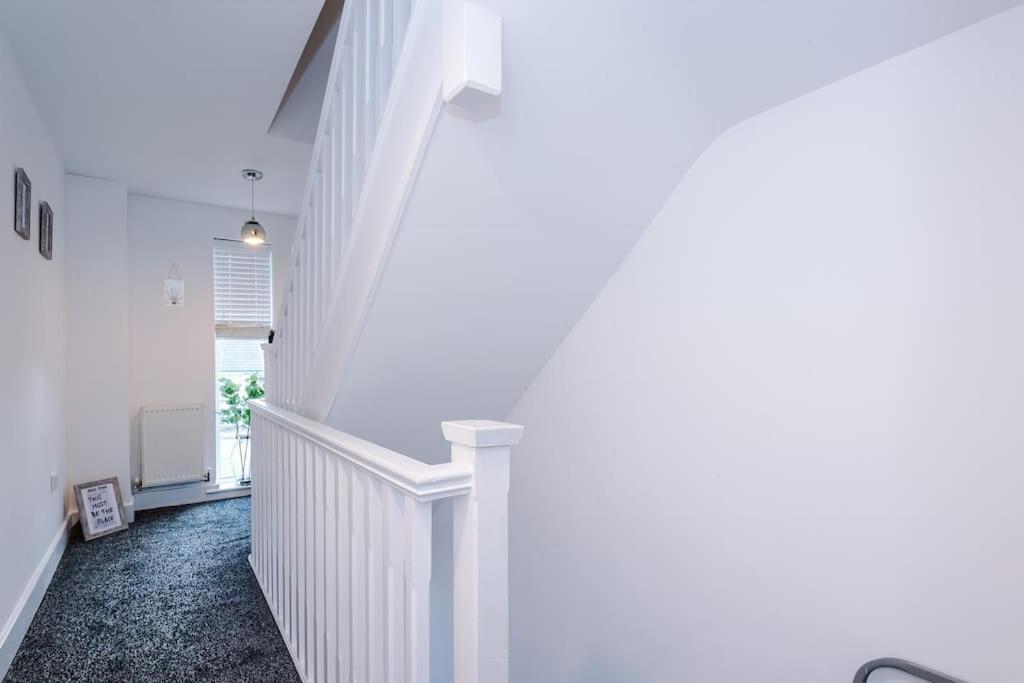 Sleeps 9, Games Room, Perfect For Groups, Driveway, Smart Tv, Available For Long Manchester