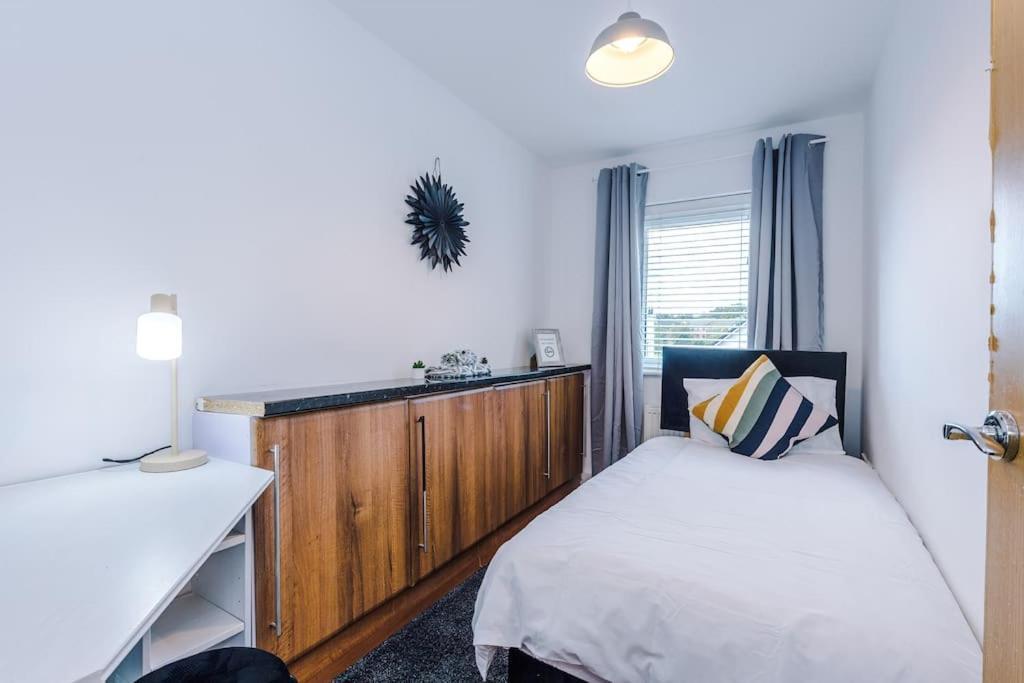 Sleeps 9, Games Room, Perfect For Groups, Driveway, Smart Tv, Available For Long Apartment
