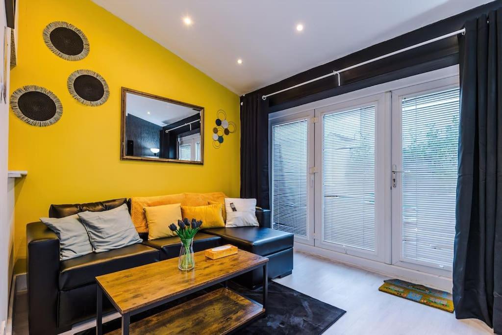 Apartment Sleeps 9, Games Room, Perfect For Groups, Driveway, Smart Tv, Available For Long *