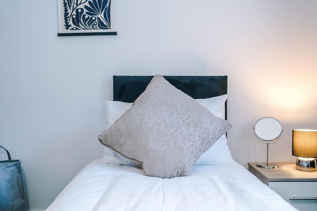 Sleeps 9, Games Room, Perfect For Groups, Driveway, Smart Tv, Available For Long Apartment Manchester