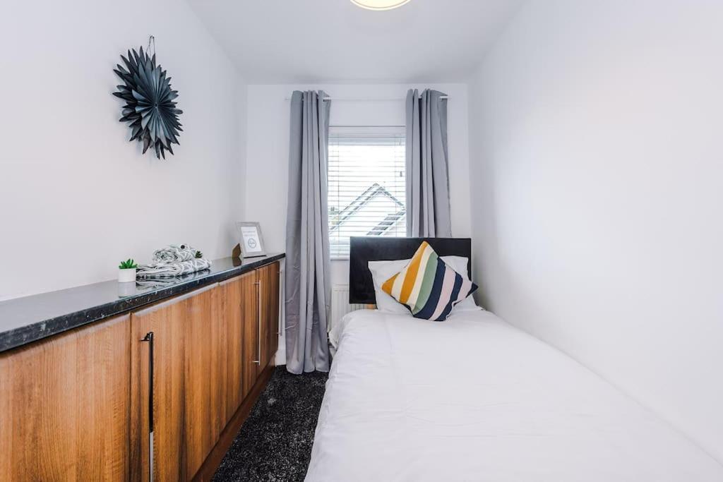 Sleeps 9, Games Room, Perfect For Groups, Driveway, Smart Tv, Available For Long Apartment *