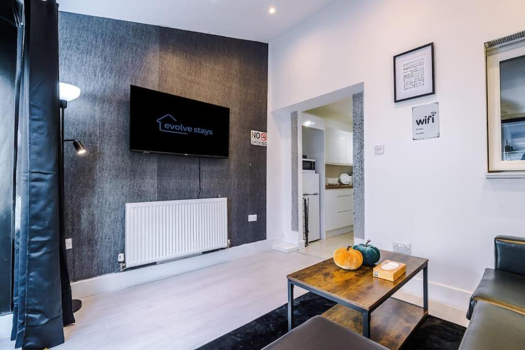 Apartment Sleeps 9, Games Room, Perfect For Groups, Driveway, Smart Tv, Available For Long *
