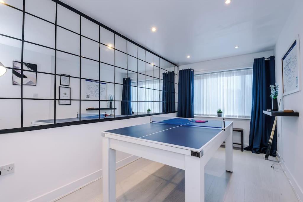 Sleeps 9, Games Room, Perfect For Groups, Driveway, Smart Tv, Available For Long Manchester