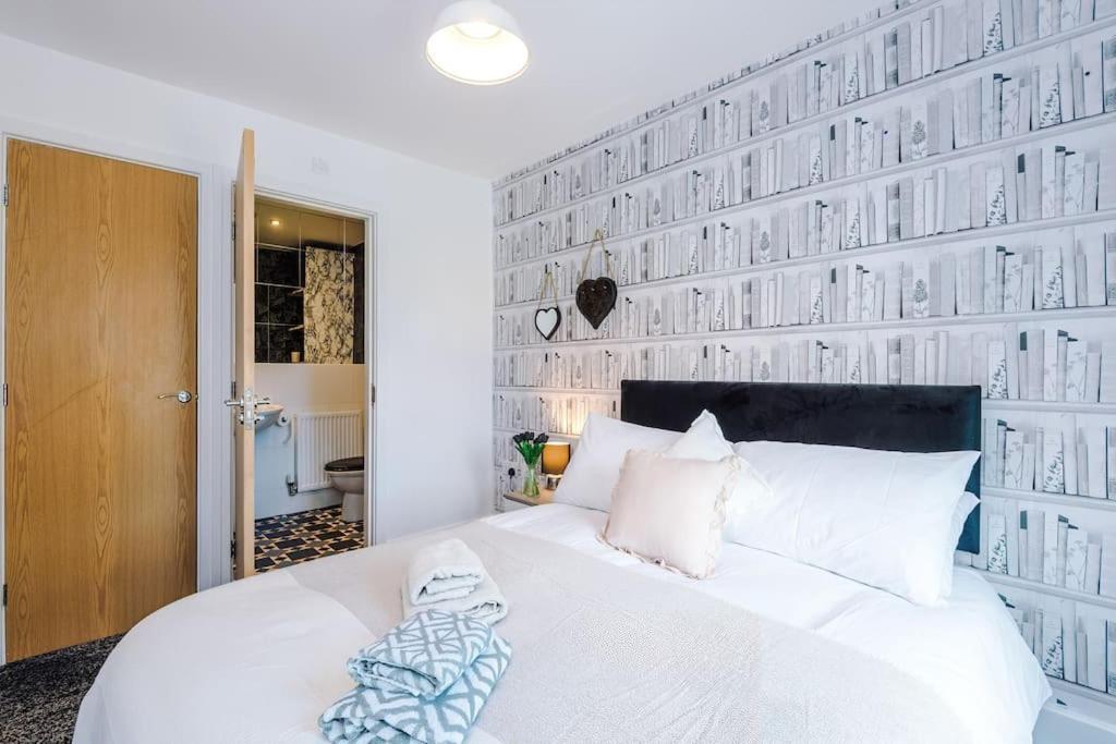 Sleeps 9, Games Room, Perfect For Groups, Driveway, Smart Tv, Available For Long Apartment